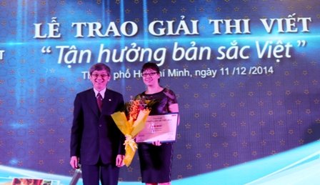 Ông Trần Hùng Việt, Tổng Giám đốc Saigontourist, Trưởng Ban tổ chức trao giải Nhất cuộc thi viết cho tác giả Trần Thùy Linh
